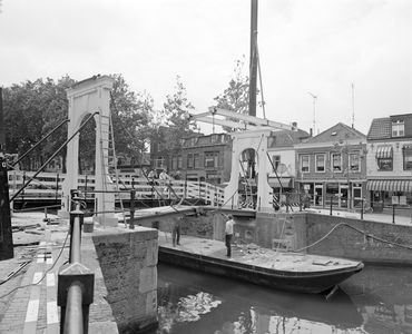 884193 Gezicht op de restauratie van de ophaalbrug over de Oude Sluis te Vreeswijk (gemeente Nieuwegein). Met naast de ...